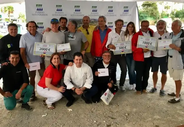 Imagen de los premiados en esta peculiar regata celebrada en Sotogrande