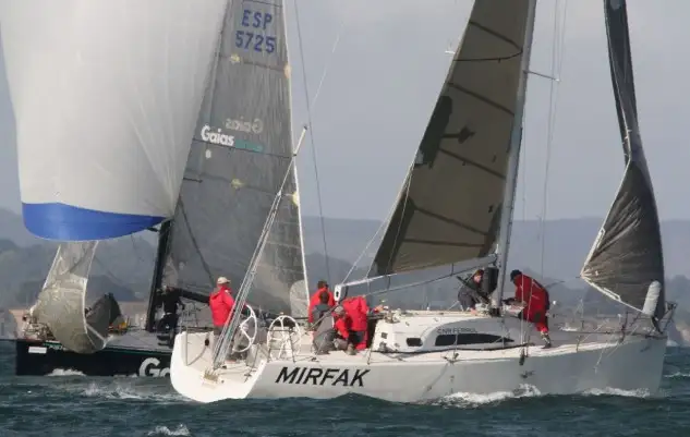 "Mirfak" el Farr 40 de la Armada y el Nautitec 42 "Clínicas Gaías" (Foto Pedro Seoane)