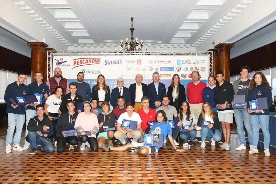 Foto de familia de los premiados en el primer ciclo de la Semana de Vigo