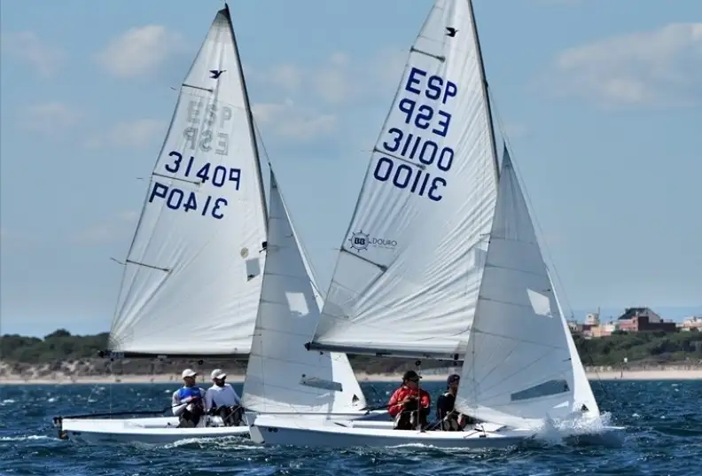 La idea detrás de las Snipe Winter Series es la de ofrecer a los miembros de la SCIRA (Snipe Class International Racing Association) la oportunidad de navegar y entrenar en la Base de Regatas del Real Club Náutico de Valencia, y competir en el Circuito Español de Snipe, aprovechando el clima único de Valencia durante el invierno, que cuenta con un alto porcentaje de días de navegación, así como las instalaciones del club y el ambiente y estilo de vida de la flota valenciana de snipe (Foto Analia Fernández)