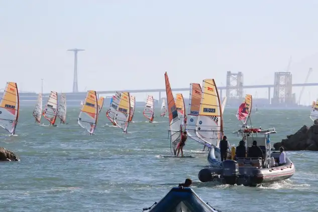Pasadas las 13:00 horas y con seis nudos esperanzadores los comités ordenaban salir a la flota masculina, pero una vez en el área de regatas el viento caía de seis a tres nudos y así se mantenía por más de dos horas, hasta que a las 16:30 se daba por suspendida la jornada inaugural, emplazando a los participantes al día siguiente