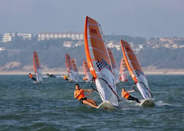 De cara a la cuarta jornada del campeonato, todas las previsiones de viento apuntan a que se podrán cumplir los horarios para celebrar tres pruebas en cada área y para todas las flotas... de ser así, las primeras salidas serán a partir de las 11:00 horas
