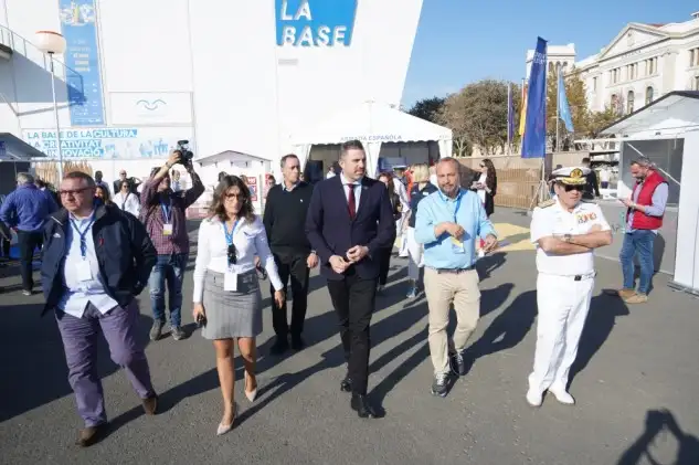 El salón valenciano que, se ha reinventado en esta 11ª edición, ha dado su tradicional bocinazo de salida con la presencia del director del certamen, Nacho Gómez - Zarzuela, el director general de La Marina de València, Vicent Llorens, la presidenta de la Unión de Empresas Náuticas (UEN), el diputado de Turismo, Jordi Mayor; y el director general de Turismo Valencia, Toni Bernabé, entre otras autoridades