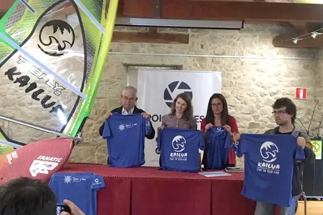 Se presentó esta mañana en O Casal de Ferreirós, donde la concellería de turismo de Poio tiene su sede permanente... precisamente su responsable, Marga Caldas, fue la conductora del acto, en el que también estuvieron presentes Ángel Blanco y Nuria García, presidente y gerente del Club Náutico Raxó, respectivamente; Simón Fernández, Secretario de la Clase Windsurfing; Javier Barciela, gerente de Kailua; y Rubén Martínez, gerente de Tierra y Mar (Foto Juan Caballero)