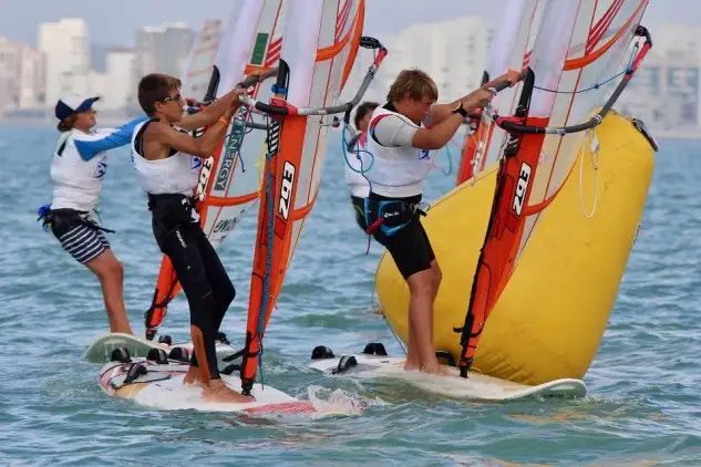 El viento repartió hoy para todos en aguas gaditanas, permitiendo engordar las clasificaciones del Campeonato del Mundo de Techno 293 a falta de un último asalto para el final... la quinta y penúltima jornada se cierra con tres pruebas más para todos y muchos cambios en la parte alta en todos los casos... de cara a mañana y salvo alguno que puede respirar algo más tranquilo, será un día decisivo para descubrir a los cuatro campeones del mundo 