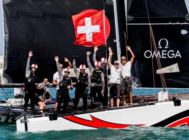 El equipo suizo logra el título 2019 del GC32 Racing Tour tras lograr una contundente victoria en la GC32 Oman Cup, quinta y última prueba del circuito de catamaranes voladores GC32. Alinghi rubrica así una temporada impecable, añadiendo el título absoluto al de campeón del mundo de GC32 conseguido el pasado mes de junio en aguas de Portugal, en Lagos
