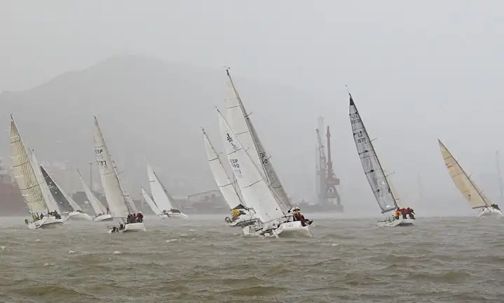 Los cruceros pudieron con el mal tiempo... pero los J80 se quedaron en blanco