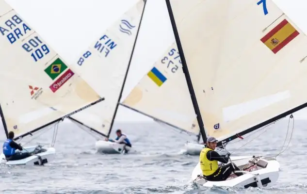 La clase Finn tan solo ha podido realizar una prueba, dominada por unas escasísimas condiciones de viento, en la jornada inaugural y en la que Joan Cardona se ha situado a un punto del podio dominado por el griego Mitakis Ioannis, el checo Teply Ondrej y el croata Bugarin Nenad. Por su parte Alex Muscat finalizaba la complicada prueba en décima plaza