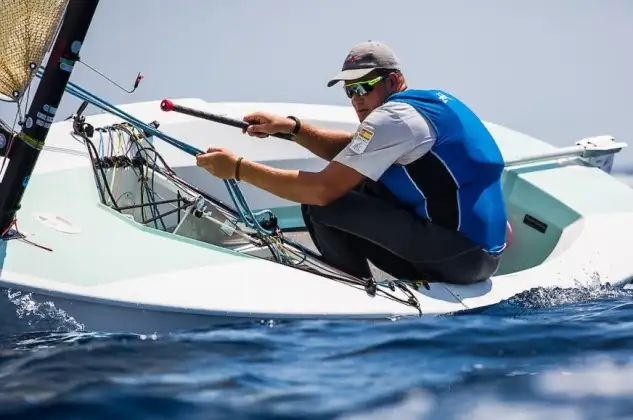 El viento volvió tímidamente a las aguas de Atenas y permitió celebrar dos pruebas para la clase Finn, tras las que Joan Cardona ocupa la cuarta posición provisional