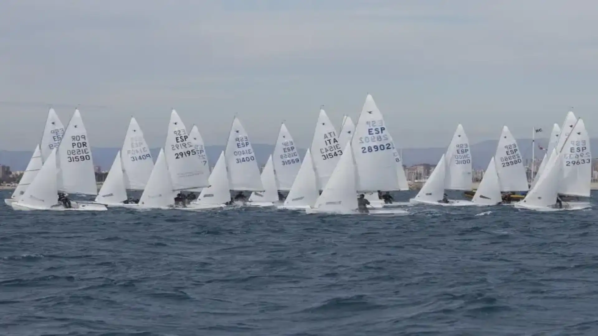 100 navi nel Trofeo Levante di vela leggera a mano del Nautico di Valencia