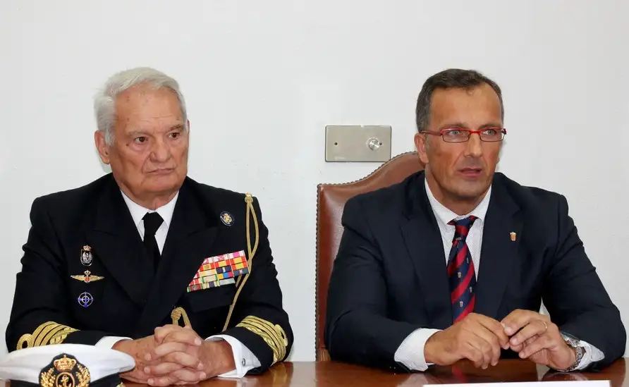 El Almirante Rafael Lorenzo con el entonces alcalde de Baiona, con motivo de la entrega de la Carabela de Oro (Foto Val Miñor TV)