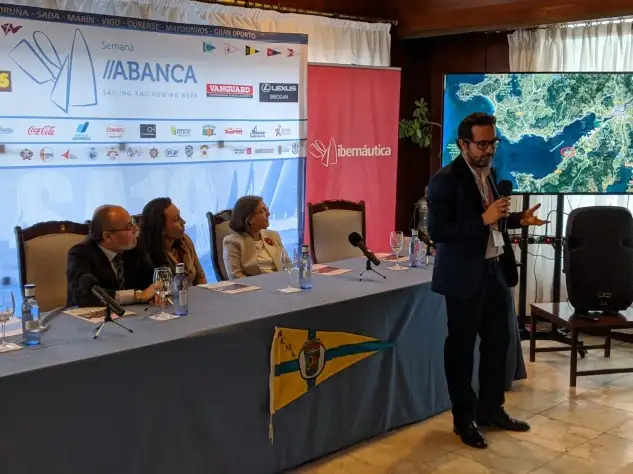 La que era la segunda jornada, comenzaba con la presentación por parte del vicepresidente del Club de Aguete, Raúl Oltra, del proyecto que quiere hacer realidad su ansiado puerto deportivo. En el acto que contó con la presencia de la Alcaldesa de María Ramallo; se puso sobre la mesa la necesidad de que entre todo Marín se saque adelante un proyecto consensuado por todas las fuerzas, bajo el signo de la sostenibilidad y el máximo respeto al bellísimo entorno de la ría de Pontevedra (Foto Pedro Seoane)