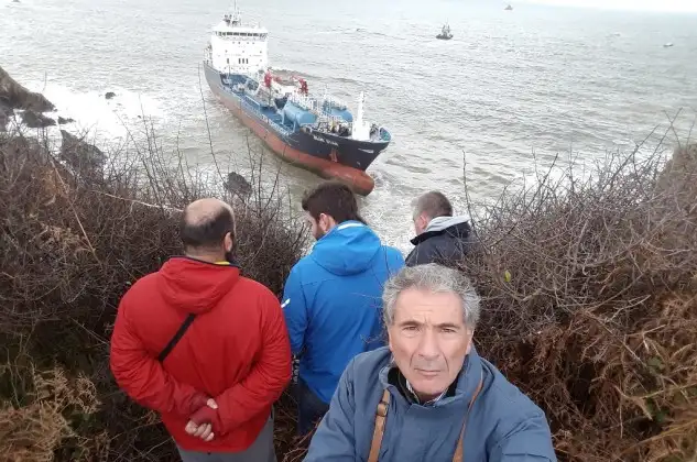 El capitán Enrique Tostado, siguiendo las maniobras de salvación del "Blue Star" al mediodía de hoy en la costa de Ares