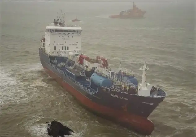 El "Blue Star" a la espera de ser reflotado en la ría de Ares