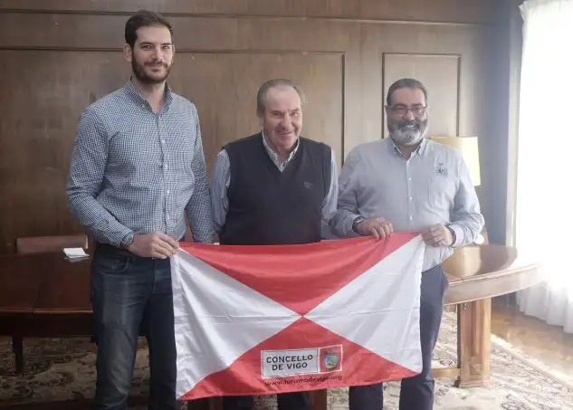 Portela flanquado hoy en el Náutico por los máximos responsables de la Clase Vaurien y la Gallega de Vela