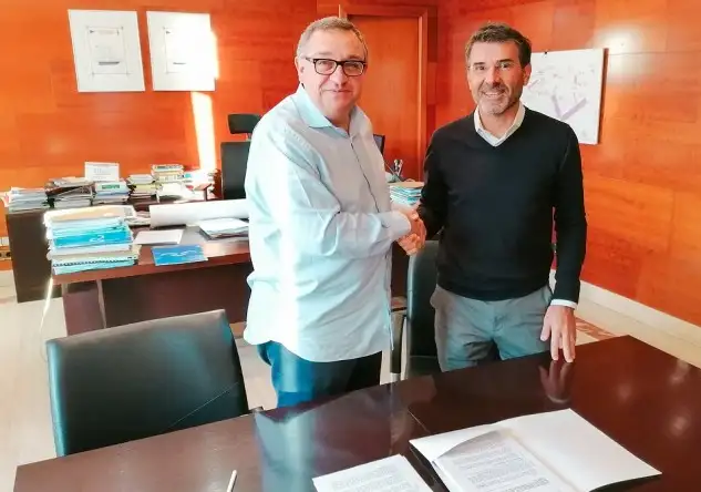 El director general de La Marina de València, Vicent Llorens y el director general de King Marine, Gabriel Mariani