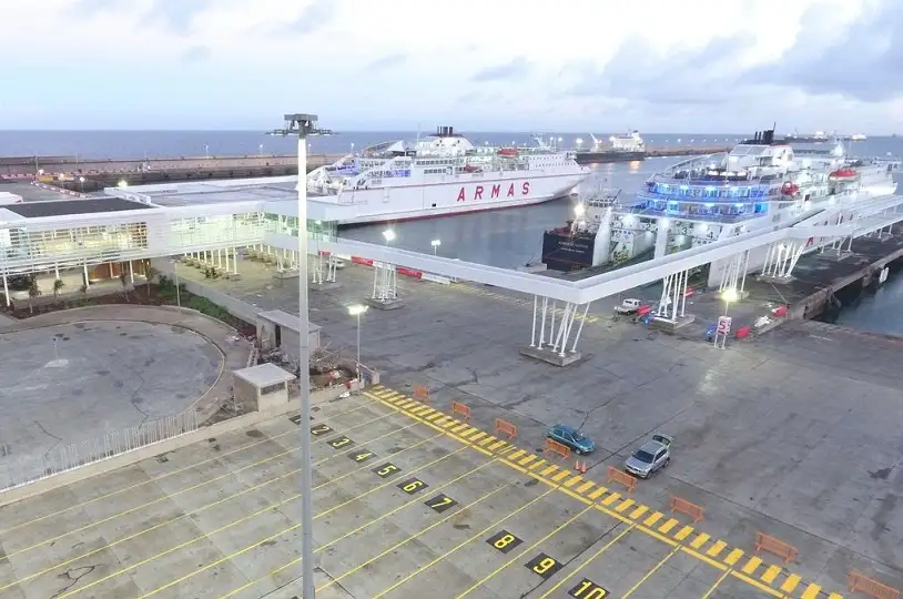 Los "volcanes" Timanfaya y Tamadaba atracados en la nueva terminal