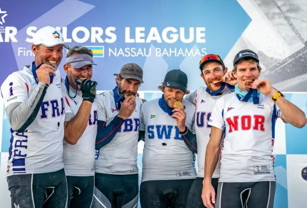  Dennis Conner fue el encargado de entregar los premios, donde se repartieron además de las medallas a los tres primeros, un total de 200.000 dólares entre los 23 participantes en las Star Sailors League Finals 2019
