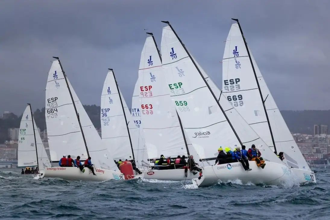 Las J70 Villalia Series con la ciudad de Vigo al fondo (Foto María Muíña)