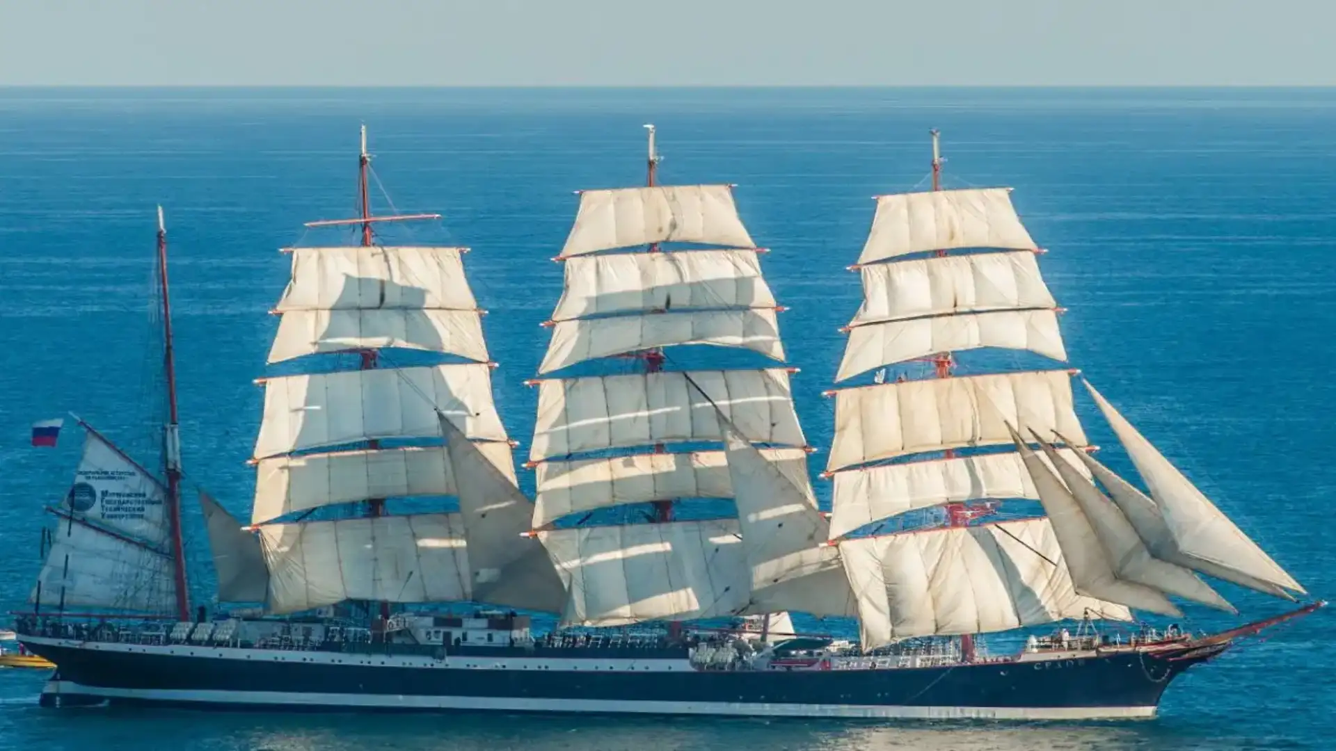 Il gigante russo "Sedov" la più grande barca a vela del mondo, è tornato sulla strada in Vigo