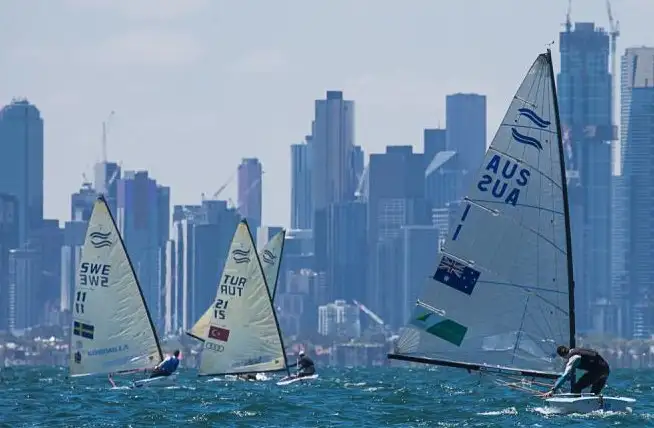 Los esperados 10-15 nudos del día no llegaban y, además, el viento no terminaba de entablarse, hasta el punto de llevar a llamada general en la salida de la segunda regata del día. Finalmente, la flota se puso en marcha con 8-9 nudos de viento y de nuevo bajo bandera negra