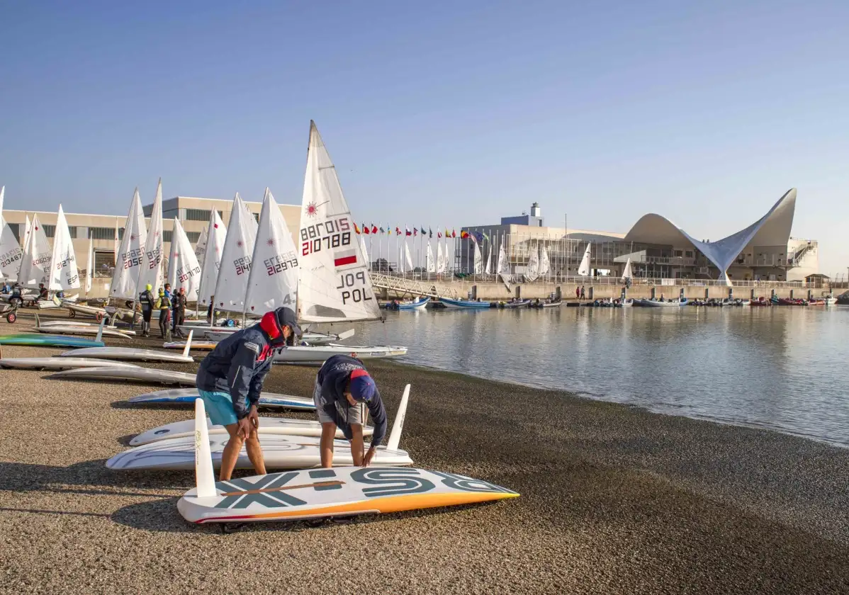 La XVI Regata de Año Nuevo, XI Memorial Kim Lythgoe es una regata organizada por la Federación Andaluza de Vela y cuenta con la colaboración del Ayuntamiento de El Puerto de Santa María, la Diputación de Cádiz, la Consejería de Turismo y Deporte de la Junta de Andalucía y Puerto Sherry, empleando a una treintena de personas entre comités de mar y tierra, marinería, seguridad y servicio de limpieza