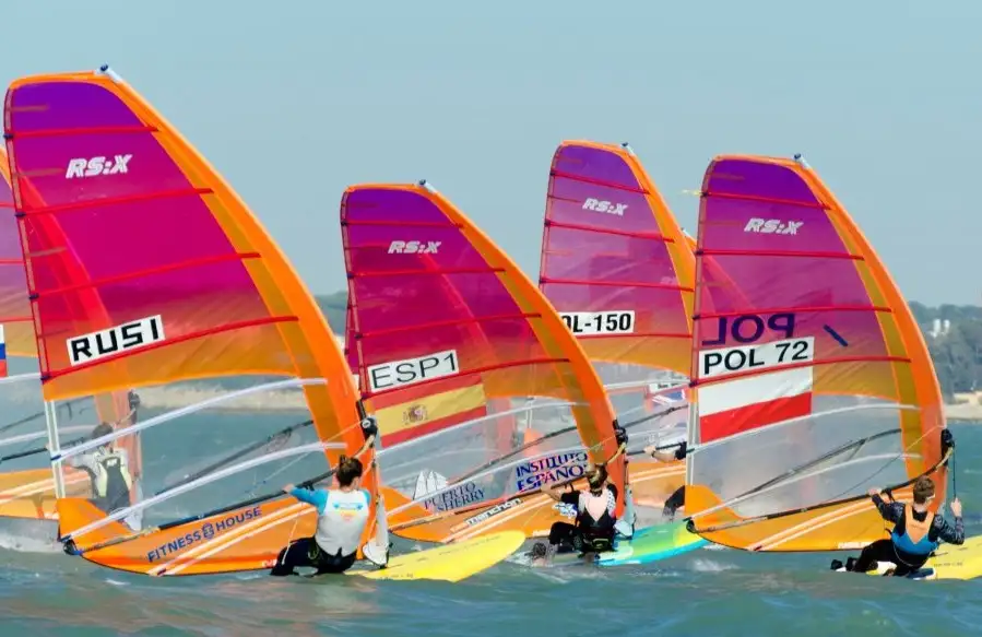 Pleno en la bahía de Cádiz para el arranque de la Regata de Año Nuevo