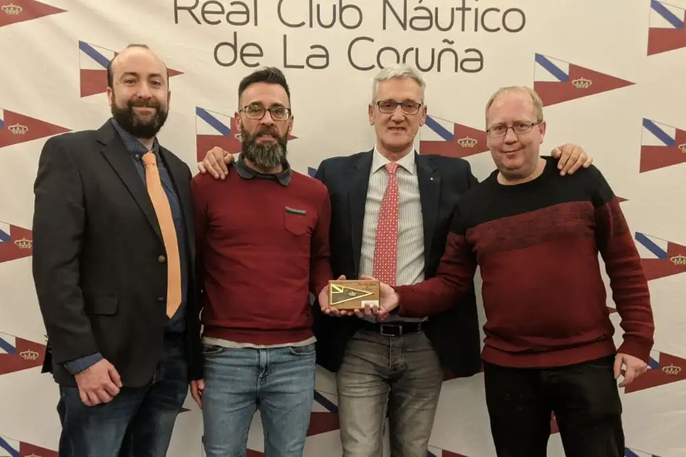 La enorme labor del diario deportivo DxT que se edita en La Coruña, fue reconocido en la Gala Anual del Náutico... en la imagen sus representantes comandados por Andrés Ríos (segundo por la derecha) director del que es único rotativo deportivo de Galicia
