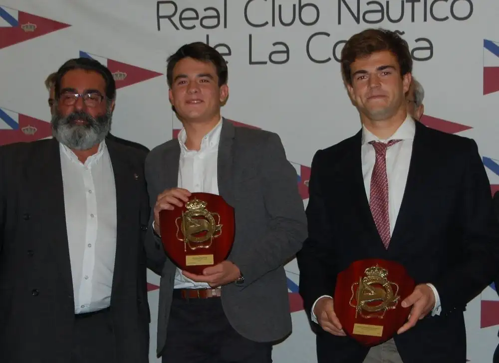 Manuel Villaverde, presidente de la Federación Gallega de Vela, con los campeones nacionales juveniles de Snipe, Robert Bermúdez de Castro y Pablo Mijares (Foto Palmero)