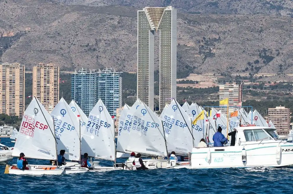 Gran ambiente de vela base en aguas alicantinas de la mano del Náutico de Benidorm (Foto Pep Portas)