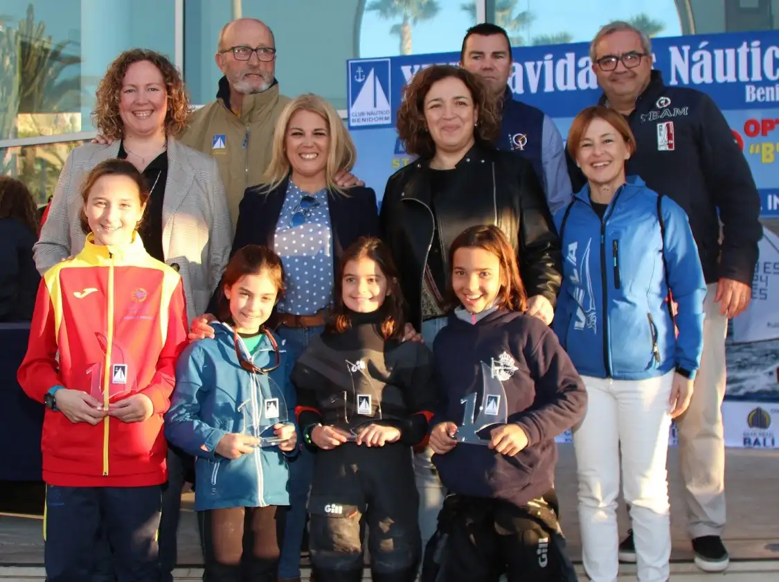 La entrega de trofeos, celebrada en las instalaciones del club, ha contado con la presencia de Mª Dolores Cebreros concejala de Deportes; Ángela Zaragozí concejala de Transparencia; Lourdes Caselles concejal de Urbanismo; Francisca Gómez concejal; Carlos Torrado, presidente de la Federación Valenciana; Javier Clement, Secretario AECIO Comunitat Valenciana y Jaime Samper presidente del Náutico de Benidorm.