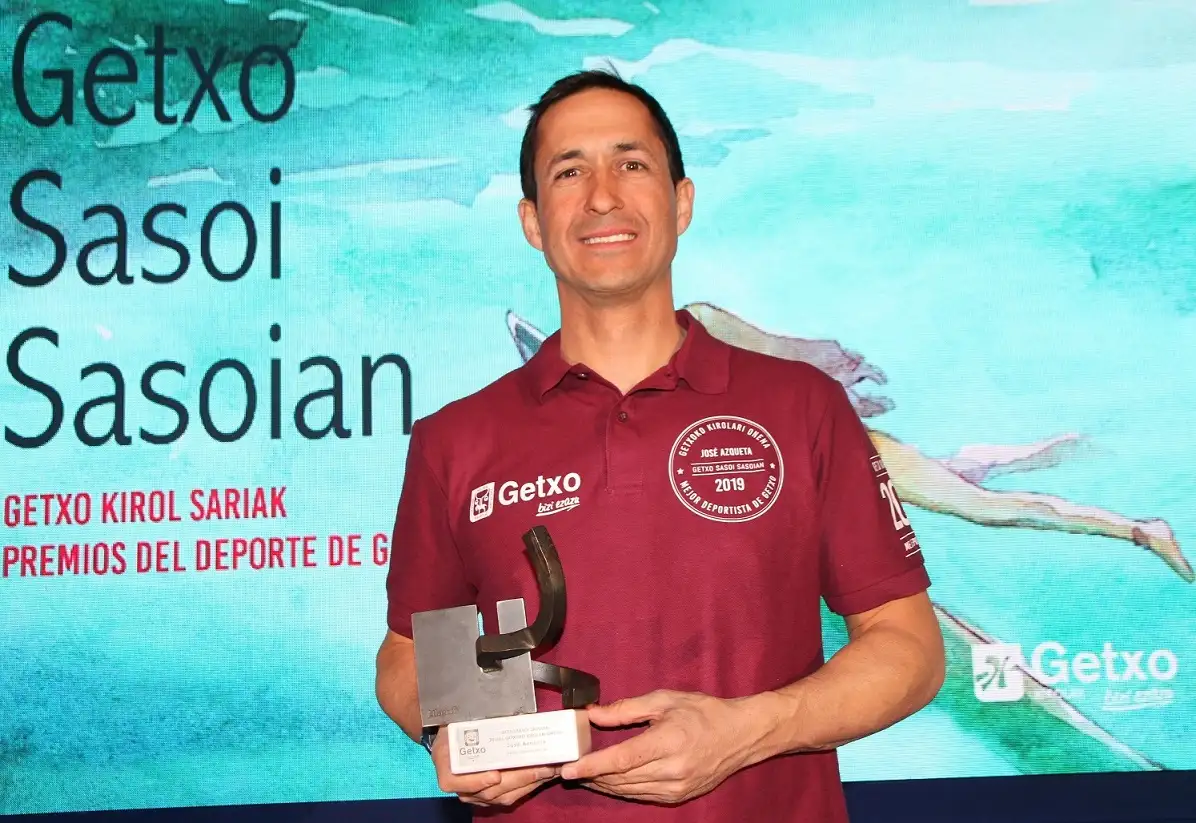 José Azqueta lleva impreso en sus genes la vela... hijo del gran e inolvidable presidente del Marítimo José Luis Azqueta Galíndez... que seguro estará orgulloso donde quiera de esté