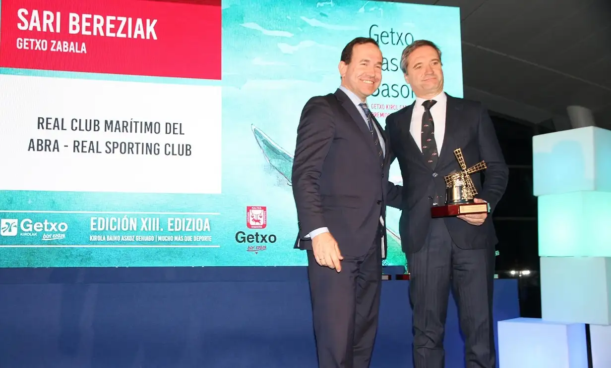 Ramón Zubiaga presidente del Marítimo recibiendo el premio institucional a la labor como Club