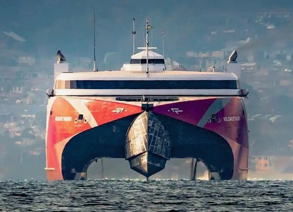 El impresionante catamarán Volcán de Tagoro mide 111 m de eslora y tiene capacidad para 1.184 pasajeros, de ellos 155 en clase business y 16 tripulantes, así como un garaje en dos cubiertas para 215 coches y 595 metros lineales para carga rodada. Dispone de mejoras sustanciales en cuanto a rendimiento que incluyen una velocidad sostenida de 36 nudos, así como menor consumo de combustible y mejor estabilidad