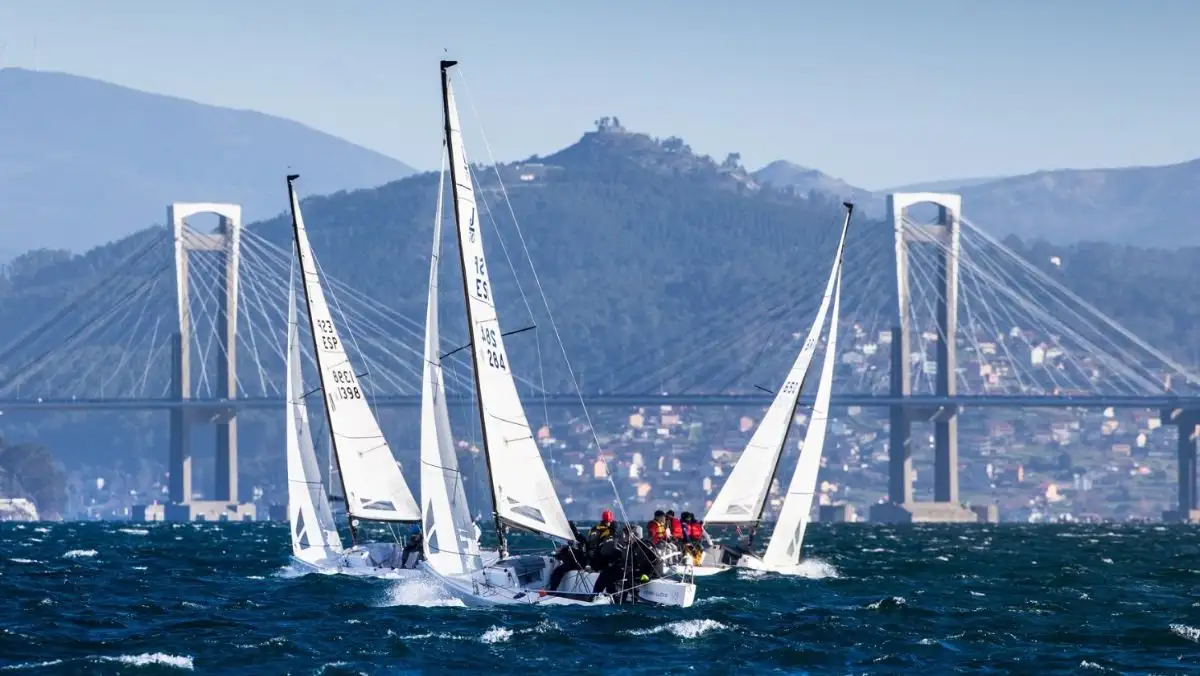 "Abril Verde", "La Guardia & Moreira" y "Patakin" con el Puente de Rande al fondo (Foto María Muíña)