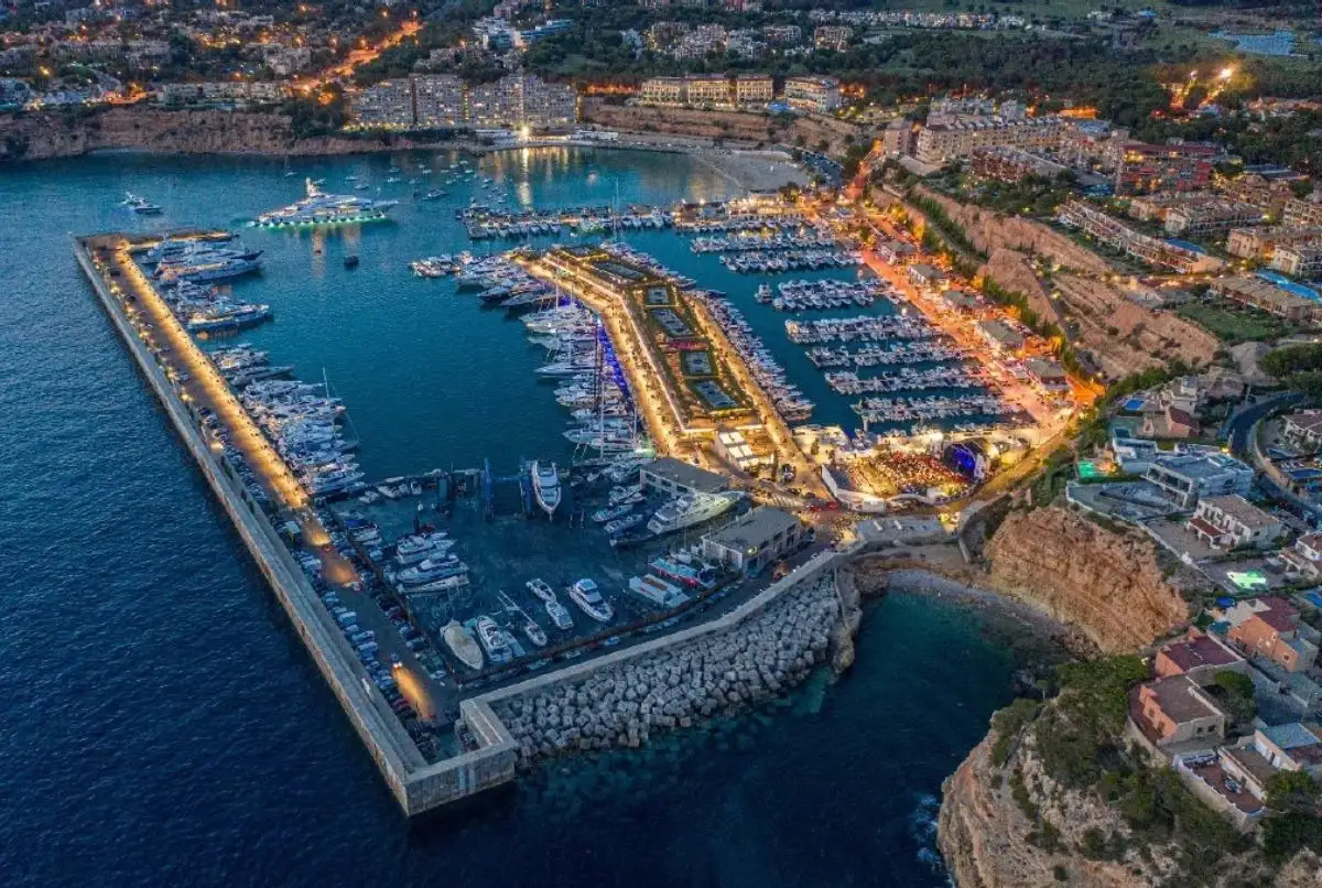 Creado en 1974, Port Adriano fue ampliado en 2012 por el reconocido arquitecto francés Philippe Starck, convirtiéndose así en la marina más moderna del Mediterráneo