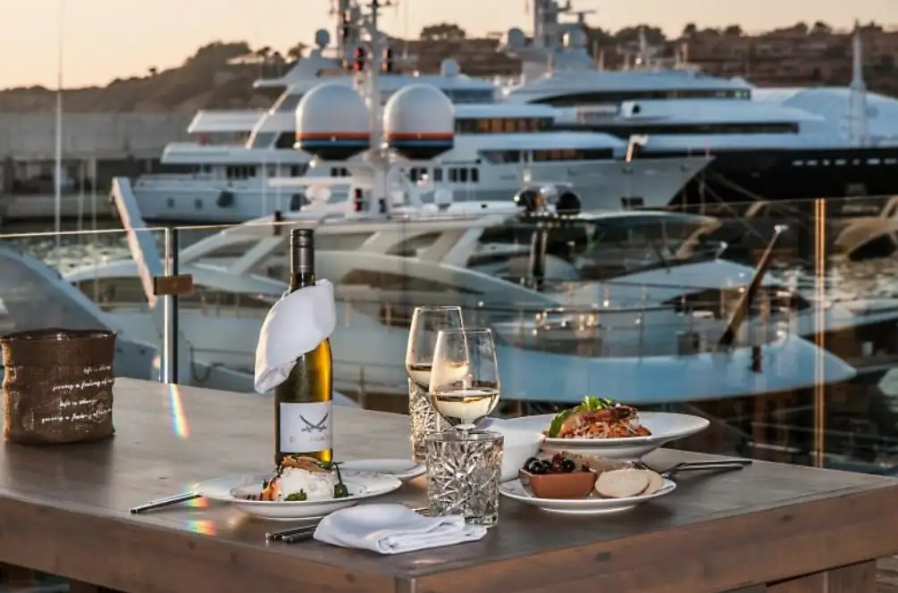 Completando las actividades en torno a la comida, destaca el Street Food Festival, que este año celebrará su 14 edición, o la novedosa feria del vino que, por primera vez, se celebrará en el fantástico entorno de la marina de Starck