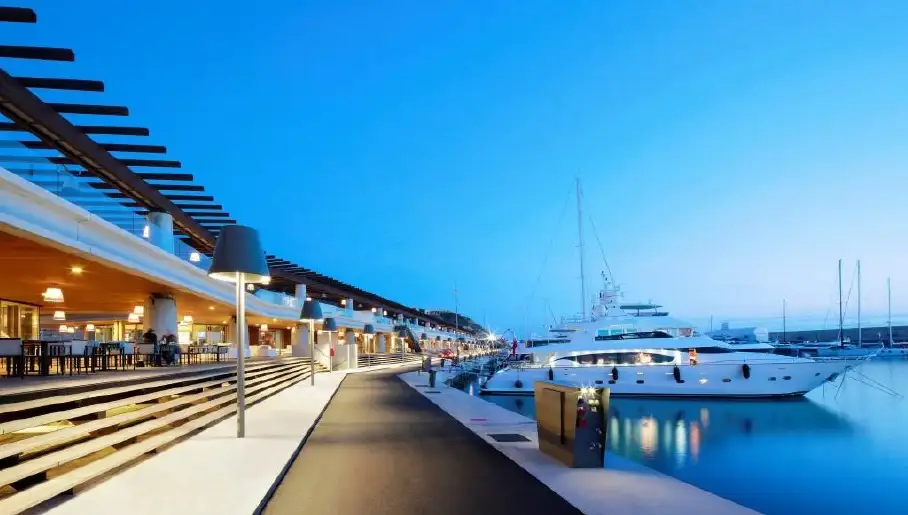 Calidad, innovación y tecnología son características que definen a la perfección las instalaciones de Port Adriano, creadas para cubrir las necesidades de tripulaciones, pasajeros y visitantes