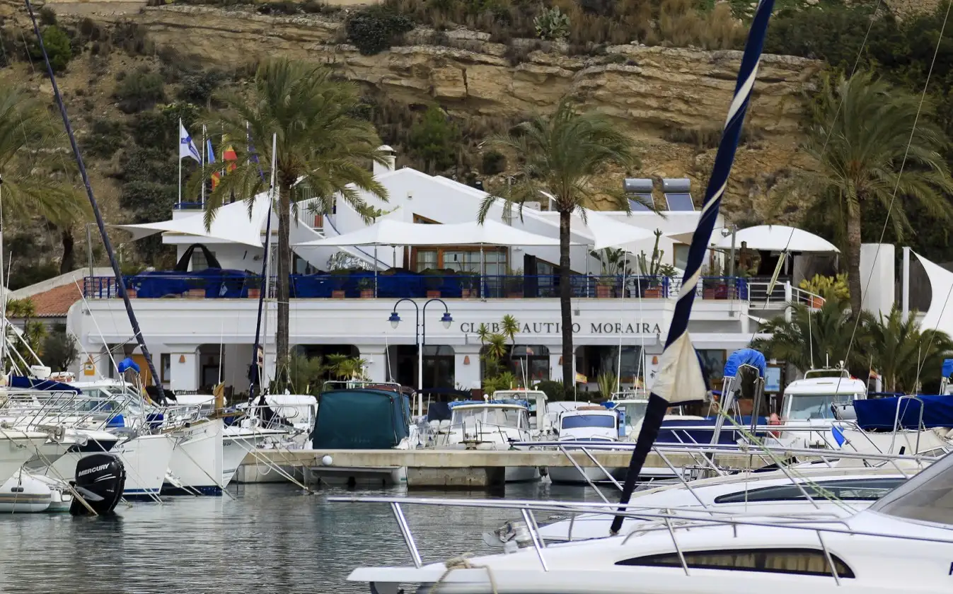 La largada de la flota, con 25 barcos inscritos, estaba prevista para mañana miércoles, 22 de enero, pero la alerta amarilla establecida en la zona del Mediterráneo obliga al comité a aplazar la salida para el jueves 23 al filo de las doce de la mañana (Foto Pep Portas)