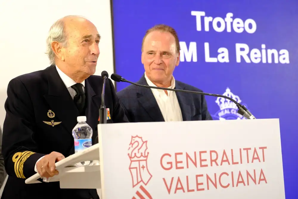 El acto ha contado con la presencia del presidente del club, Alejandro Fliquete, el gerente, Carlos de Beltrán, el director del Trofeo SM La Reina, Rafael Chirivella y el comodoro de la regata, el almirante Jaime Rodríguez-Toubes, delegado de vela de la Armada Española. Posteriormente, el presidente del Náutico de Valencia ha participado junto con el concejal de Turismo, Emiliano García, y la concejal de Deportes del Ajuntament de València