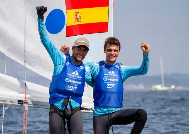El catalán y el gallego se alzan con el triunfo en la Medal Race en una regata que ha recibido los halagos de todos los competidores y que a la postre les da el Oro en la World Cup Series de Miami... este es el segundo triunfo consecutivo del equipo español de 470 masculino en una World Cup (tras el de la World Cup Enoshima 2019)