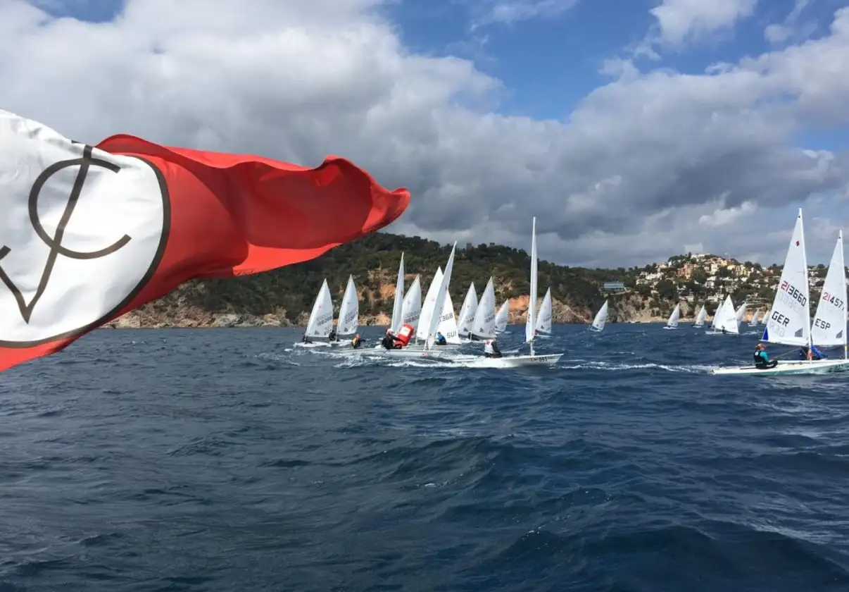 El Trofeo Calella de Palafrugell es una regata que se ha convertido en un referente del deporte destinado a los deportistas masters, cada vez más dinámico
