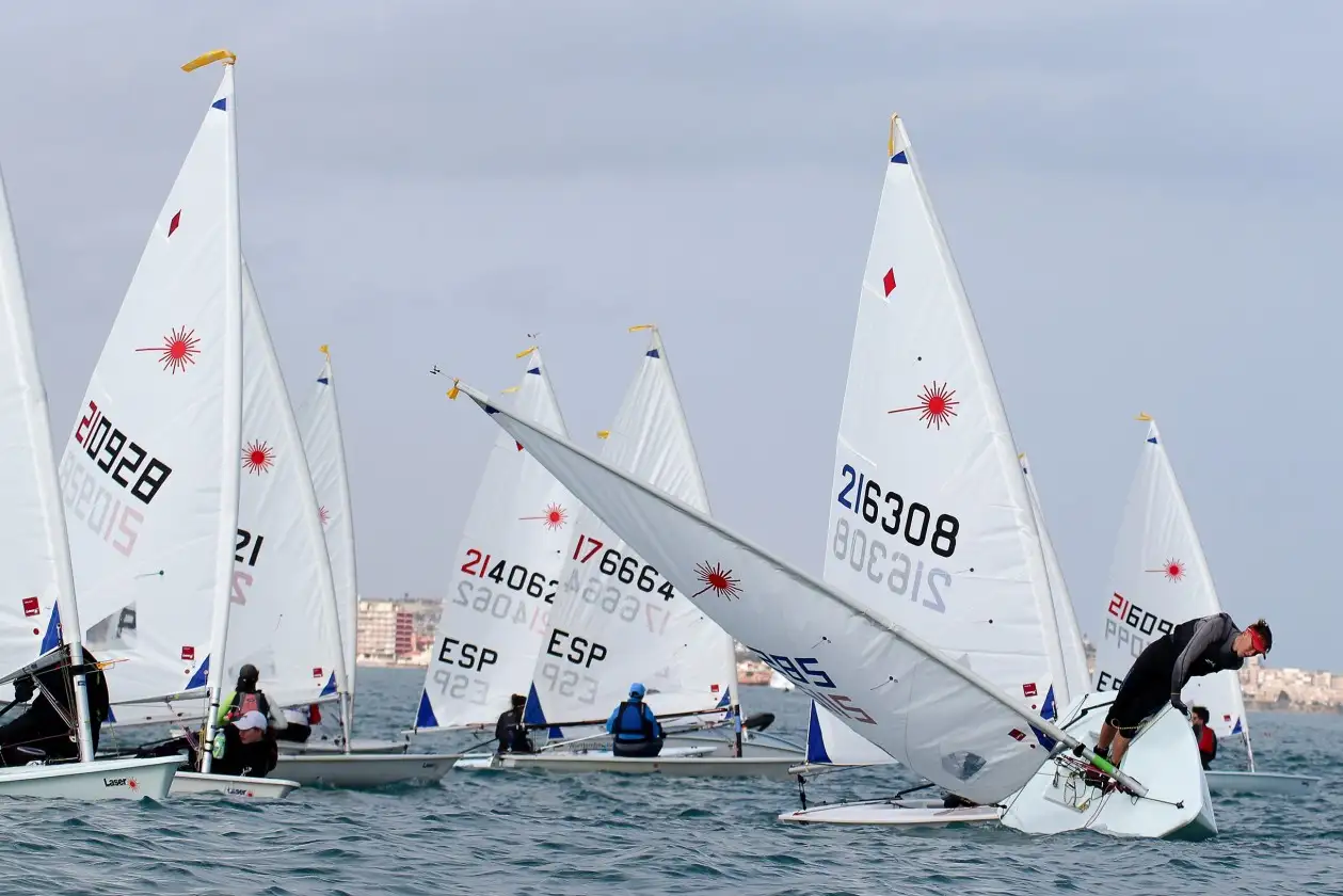 Las difíciles condiciones de viento han marcado la diferencia, aunque los favoritos han concluido el día en los puestos de arriba (Foto Pep Portas)