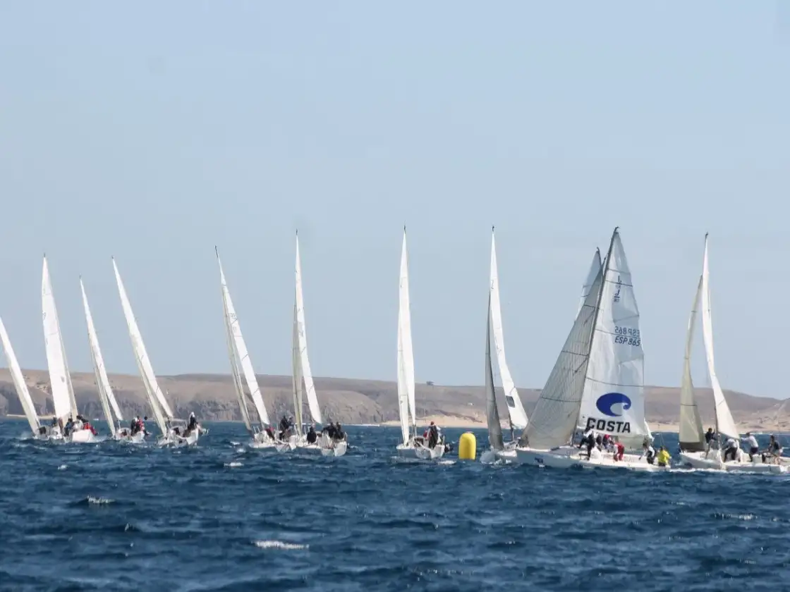 La primera jornada estuvo marcada por el poco viento y sólo se celebraron dos regatas (Foto Asolajero)