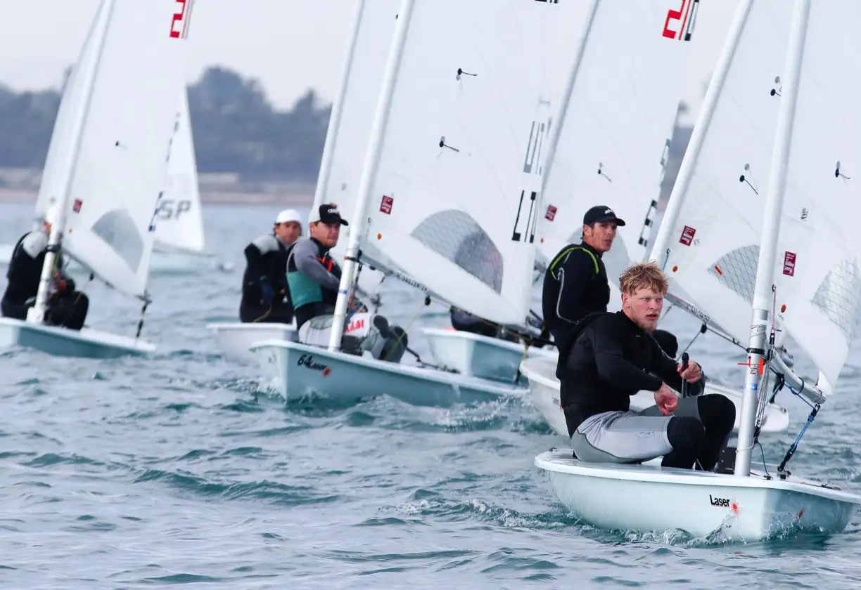 El viento ha vuelto a ser protagonista en la sede de Torrevieja, aunque y tras un aplazamiento de poco más de 1 hora en tierra, al final se han podido completar 3 pruebas para Laser Radial, Standard y 4.7 (Foto Pep Portas)