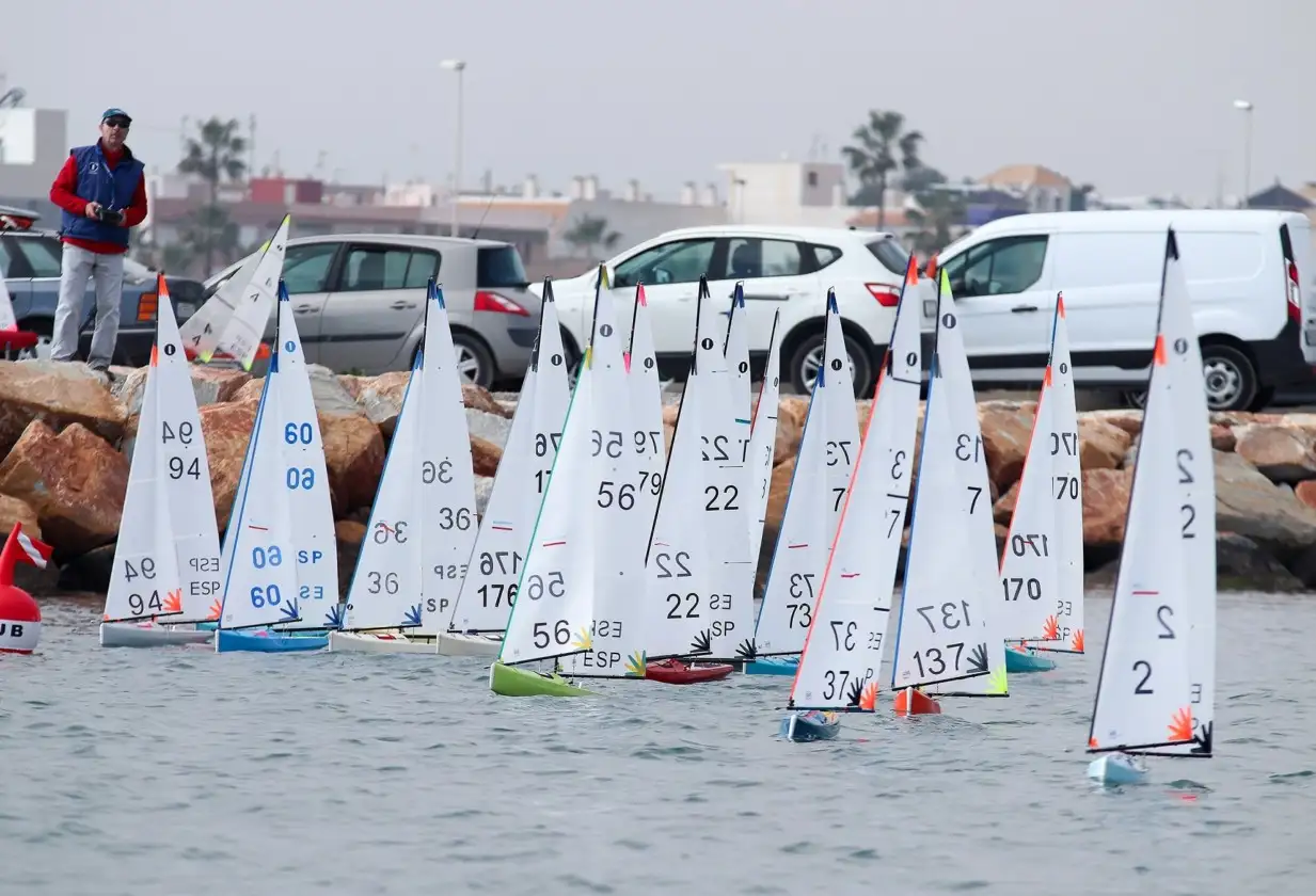 En la clase radio control IOM, que se ha estrenado en aguas torrevejenses, con 6 pruebas completadas, el local Guillermo Beltri se coloca líder en la general provisional (Foto Pep Portas)