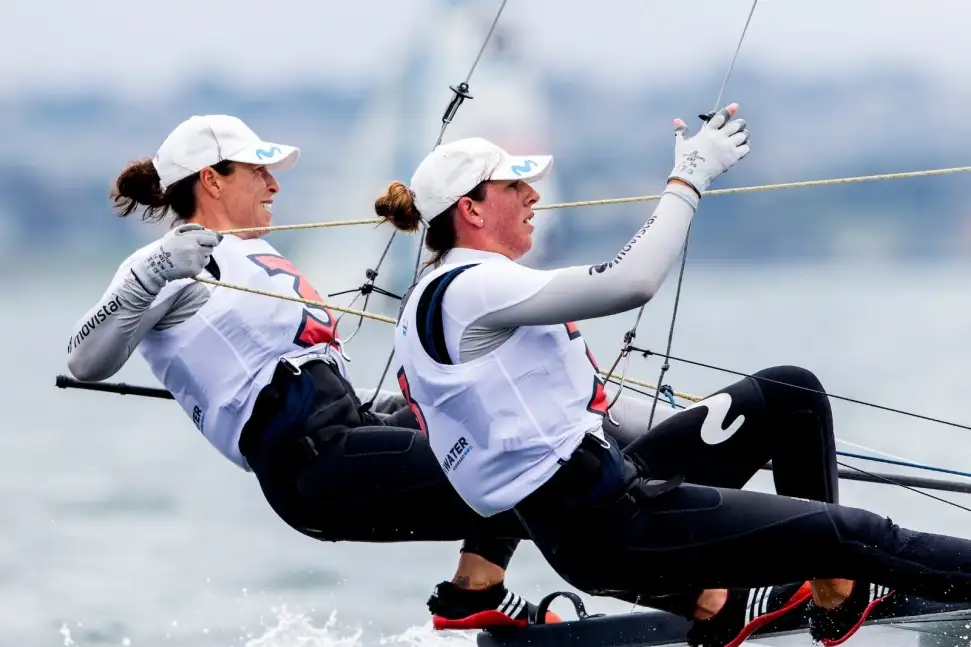 En 49er FX Echegoyen/Barceló son segundas en la provisional... Suárez/van der Velden cierran el día con un primero... Botín y López Marra ya están en el podio de 49er... Tara Pacheco y Florián Trittel son quintos a tres puntos del podio
