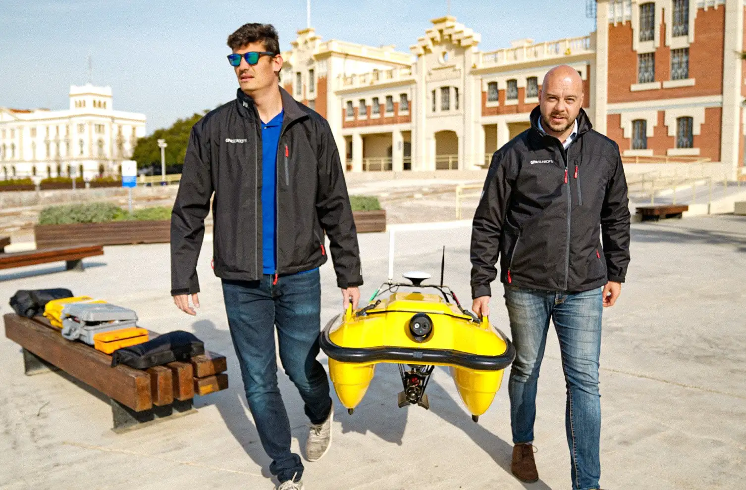 La dársena acogió una demostración de un dron submarino para medir calados y observar fondos