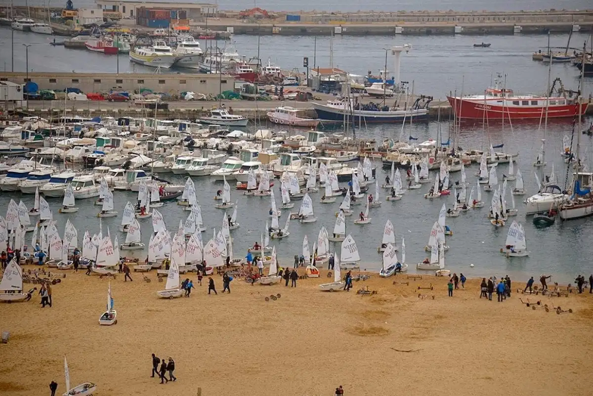 La previsión meteorológica para este que el domingo es que a las 9 de la mañana sople viento del suroeste de 15 nudos que irá subiendo de intensidad y se espera que a partir de mediodía suba hasta los 25 nudos de intensidad (Foto Alfred Farré)