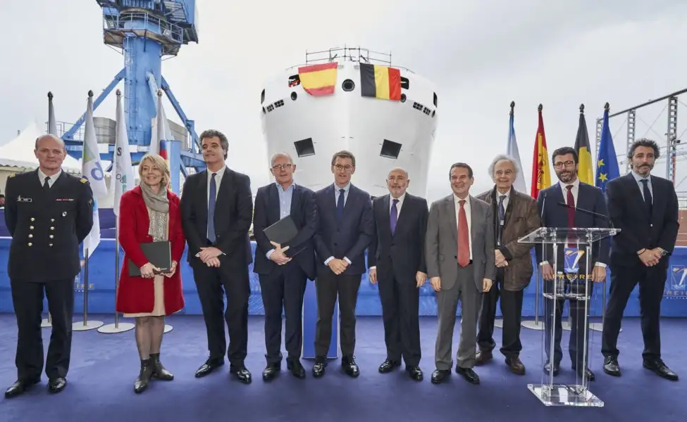 La delegación belga que participó en la ceremonia de botadura en Vigo estuvo encabezada por representantes de las tres instituciones: Patricia Supply, Directora General en funciones del Instituto Real de Ciencias Naturales de Bélgica (RBINS), el Contralmirante Yves Dupont, del Ministerio de Defensa y Pierre Bruyere, Presidente en funciones de la Junta de Directores, de la Oficina Belga de Política Científica 
